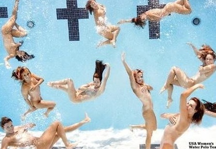 Joueuses de water-polo nue