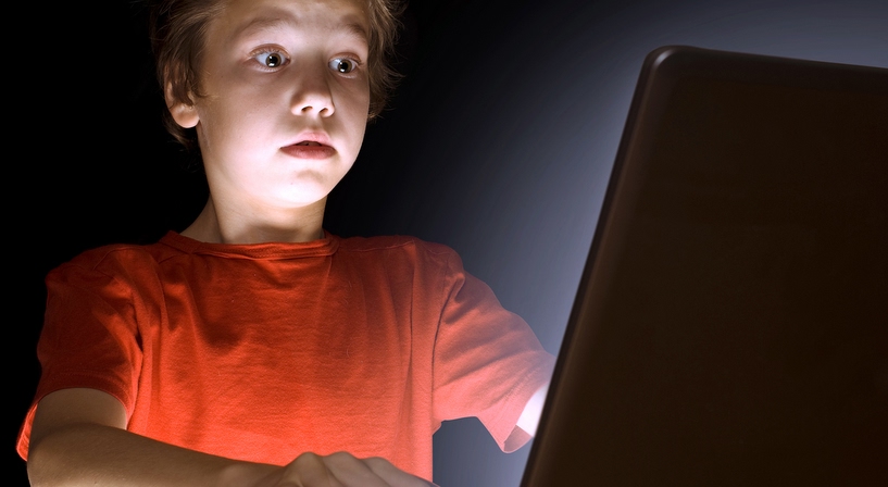 Pourquoi les garçons de dix ans regardent la pornographie