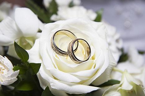 Nouveaux mariés vendent le droit au sexe pendant leur première nuit de noces