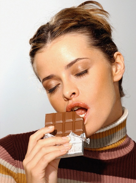 fille sexy mange du chocolat