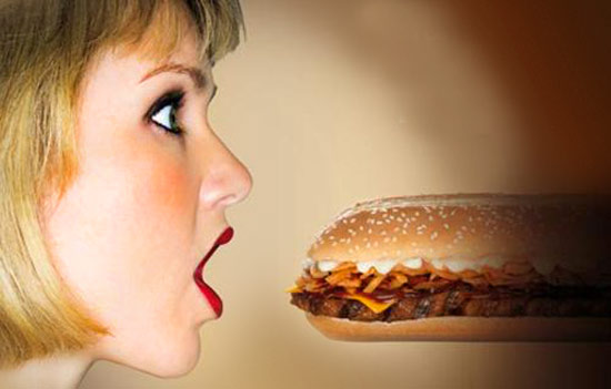 femme avec un grand sandwich